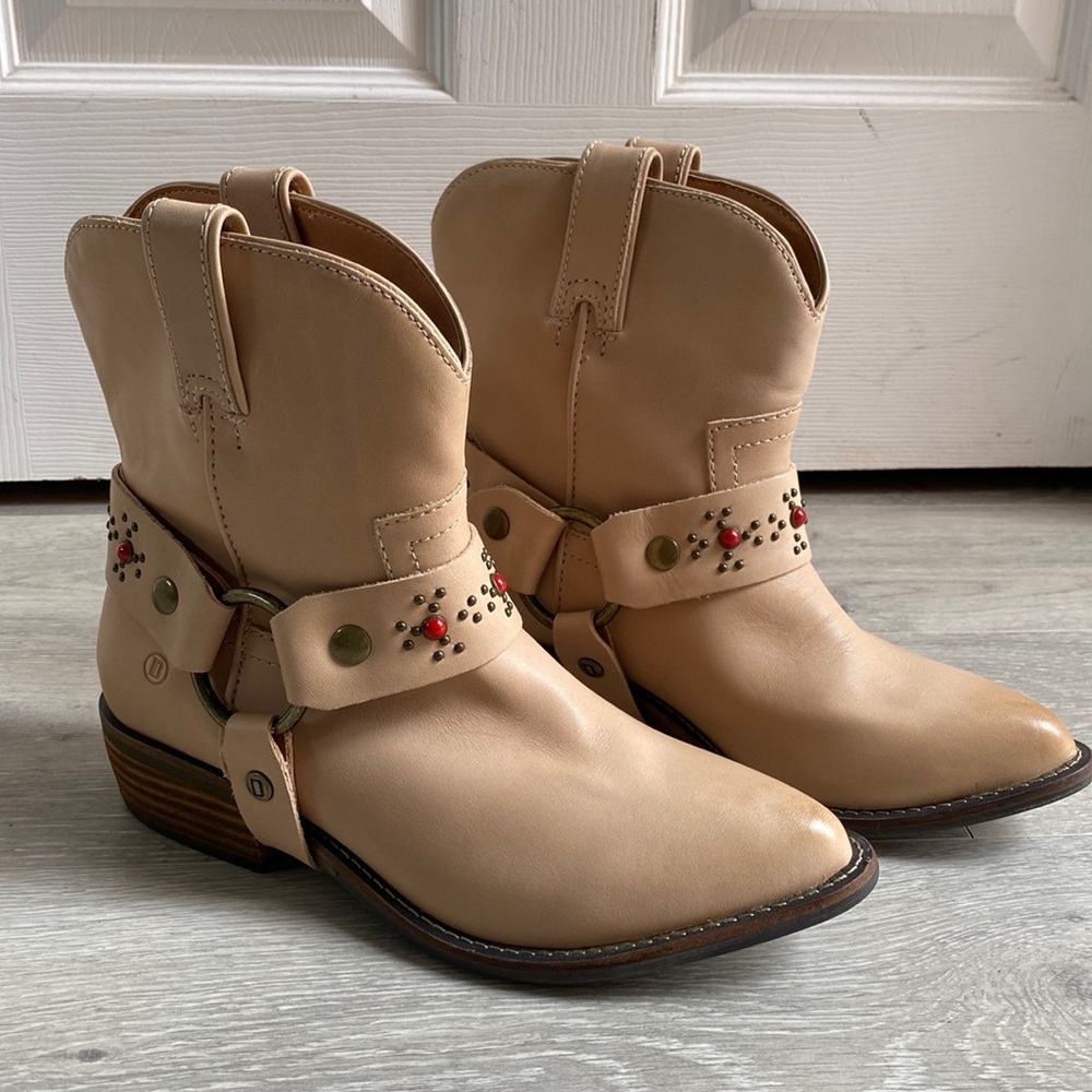 Dingo Tan Ankle Boots with Embroidered Accents